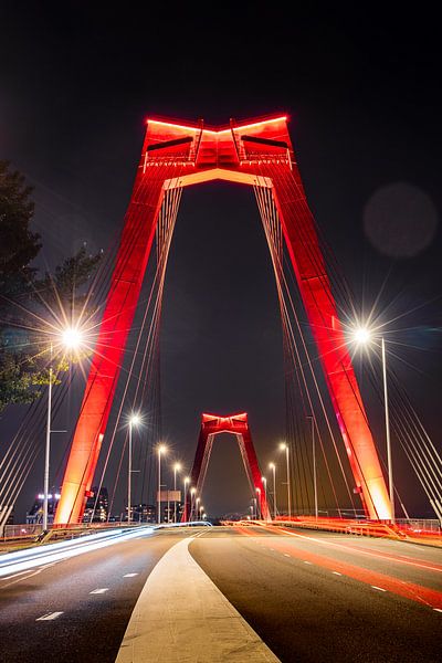 De Willemsbrug in Rotterdam in de avond van Pieter van Dieren (pidi.photo)