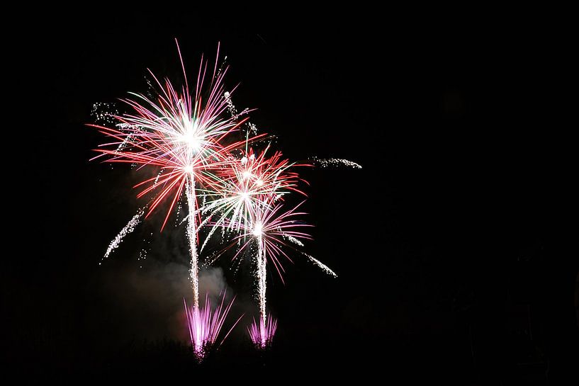 Rood paars vuurwerk op zwarte achtergrond van Aagje de Jong