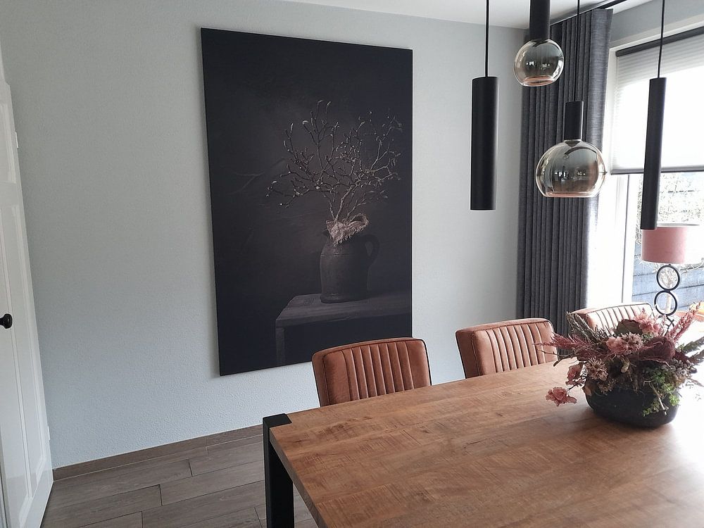 Stilleben mit Magnolienzweig in Knospe im Steinglas (vertikal) von Mayra Fotografie