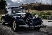 Voiture classique 1955 Citroën Traction Avant 11B, photographiée en diagonale depuis l'avant.