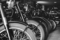 Motos anciennes dans un hangar