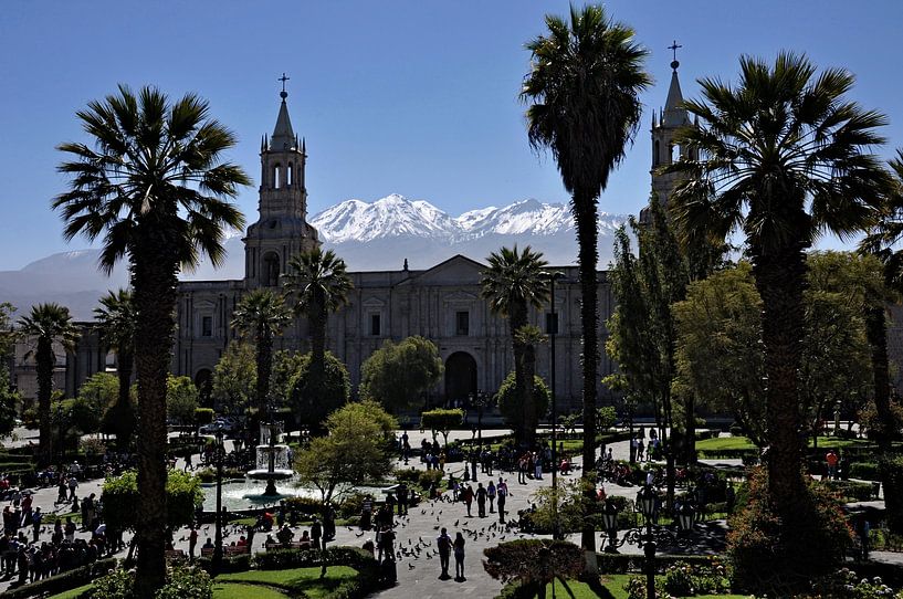 La Place Centrale d'Arequipa sous le Regard des Sommets Enneigés par Frank Photos