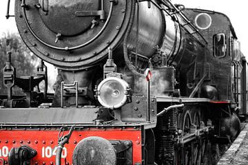 Schöne Dampflokomotive in schwarz und rot