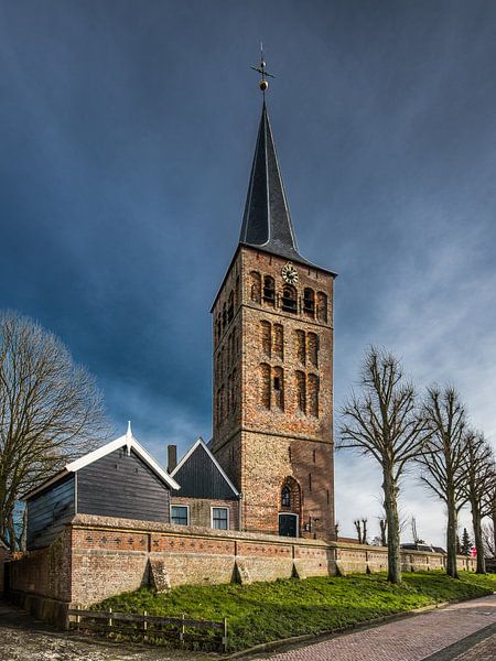 Der Kirchturm des friesischen Dorfes Beetgum von Harrie Muis