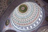 Binnenkant van de koepel van de Nieuwe Moskee in Istanbul, Turkije, met prachtige mozaik. van Eyesmile Photography thumbnail