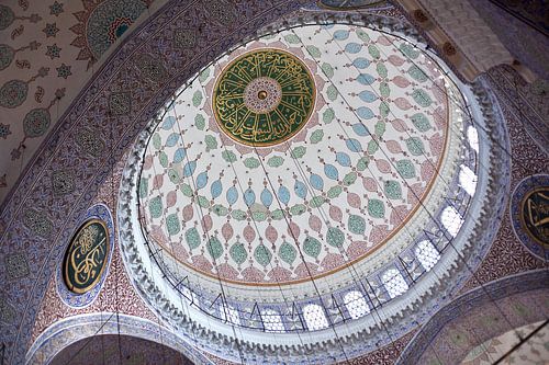 Binnenkant van de koepel van de Nieuwe Moskee in Istanbul, Turkije, met prachtige mozaik.