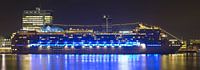 Nacht panorama cruiseschip MSC Magnifica te Amsterdam. van Anton de Zeeuw thumbnail