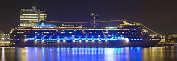 Nacht panorama cruiseschip MSC Magnifica te Amsterdam. van Anton de Zeeuw