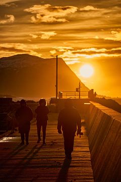 Zonsondergang on een koude winterse dag, Flø, Ulsteinvik, Norway van qtx