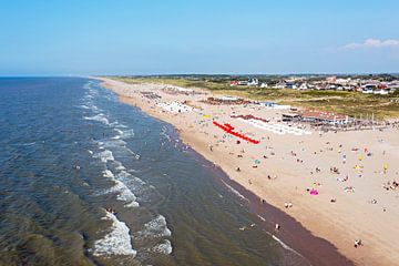 Luchtfoto van het strand bij Noordwijk aan Zee in Nederland op een mooie zomerdag van Eye on You