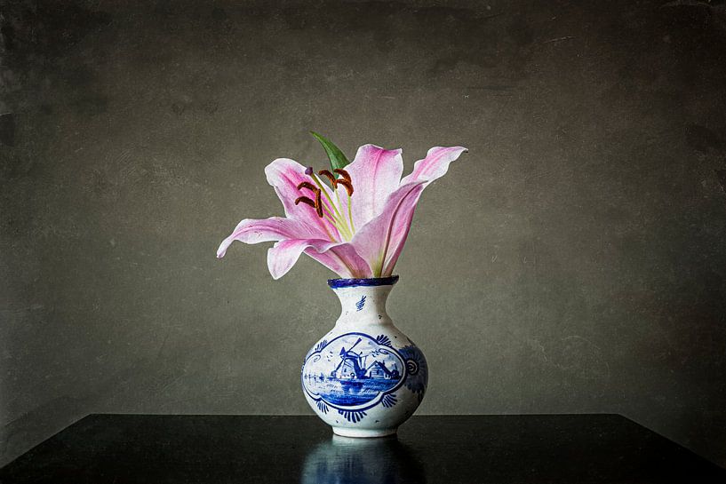 Delfs blauw vaasje met een de bloem van een lelie van Marcel Bakker