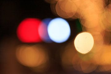 Yellow bokeh with white red dot against a dark background by Joyce van Dijk Fotografie - fotografiekunst vanuit m'n
