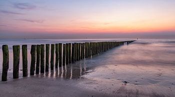 Wellenbrecher Cadzand-Bad bei Sonnenuntergang.