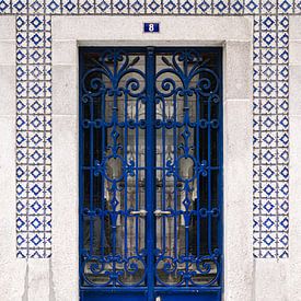 Blue door and tiles in Porto | Colourful travel photography by Studio Rood