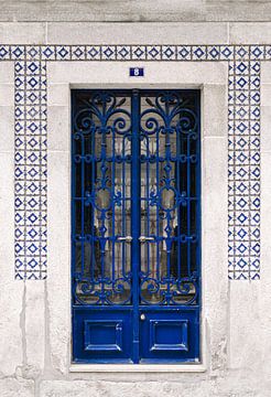 Blue door and tiles in Porto | Colourful travel photography by Studio Rood