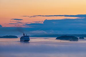 Fährschiff mit Nebel und Sonnenaufgang im Schärengarten vor St