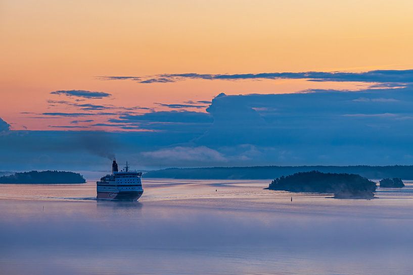 Fährschiff mit Nebel und Sonnenaufgang im Schärengarten vor St von Rico Ködder