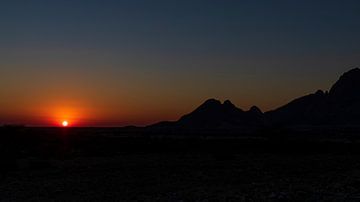 Sonnenuntergang Spitzkoppe (1) von Lennart Verheuvel