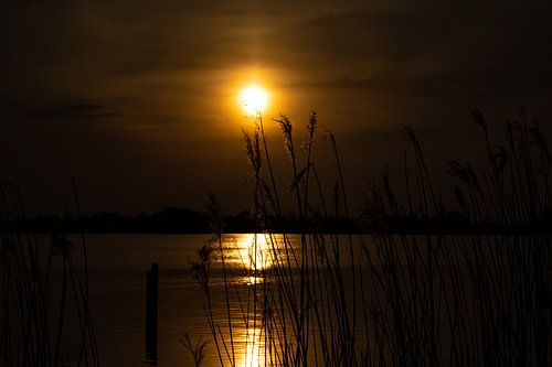 Zonsondergang aan het water.