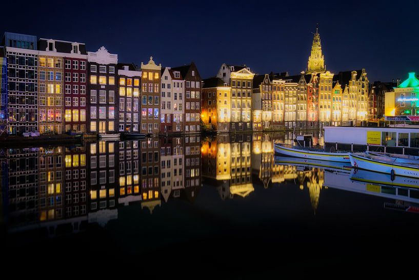 Damrak in Amsterdam met reflecties van Roy Poots