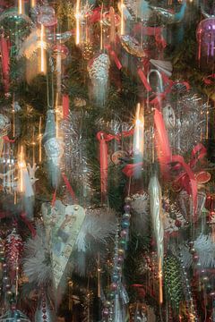Prachtige antieke kerstballen en kaarsjes in een unieke omgeving van de kerststal met een kunstzinnige sfeer.