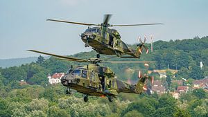 Landung von zwei deutschen NH-90-Hubschraubern.