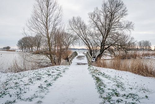 Houten brug in een besneeuwd landschap