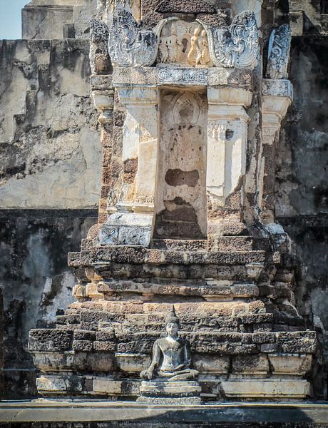 Klein Boeddhabeeld voor de tempelruine van Sukhothai, Thailand van Rietje Bulthuis