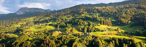 ochtendzon over de heuvels van Prattigau, het dorp Conters en Gotschna m
