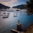 Uitzicht over de haven van het dorp Cadaqués aan de zee. van Ipo Reinhold thumbnail