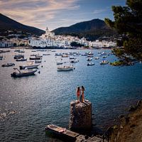 Uitzicht over de haven van het dorp Cadaqués aan de zee.