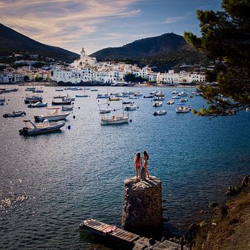 Uitzicht over de haven van het dorp Cadaqués aan de zee. van Ipo Reinhold