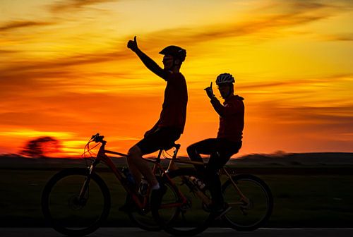 Cyclistes au coucher du soleil.