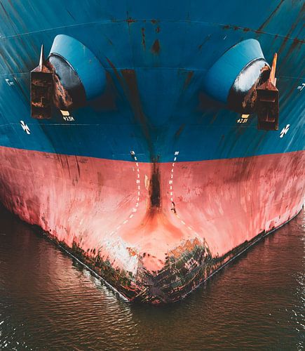 Een zeeschip ligt afgemeerd in de sluis