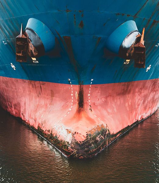 Ein Seeschiff wird in der Schleuse festgemacht von scheepskijkerhavenfotografie
