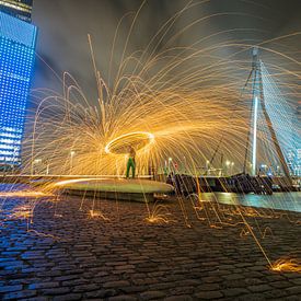Tanzendes Feuer in der Hafenstadt bei der Erasmusbrücke von Tommy de Wever