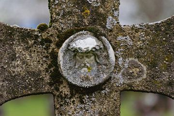 Verweerde porseleinen Jezus Christus op historische begraafplaats van Jan Van Bizar