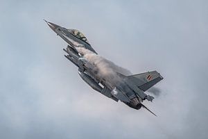 Descente d'un F-16 Fighting Falcon belge.
