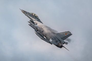 Uitklimmen van een Belgische F-16 Fighting Falcon. van Jaap van den Berg