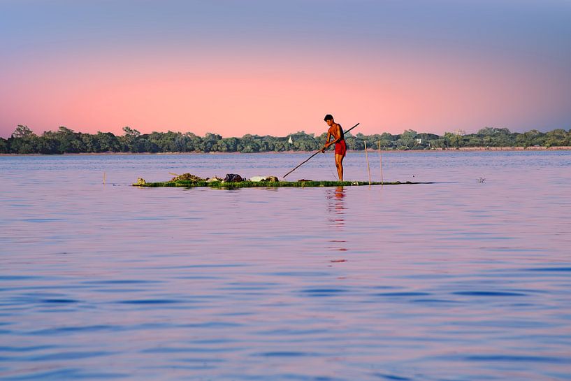 Arbeider verzamelt zeewier uit het water van het Inle Meer in Myanmar bij zonsondergang van Eye on You