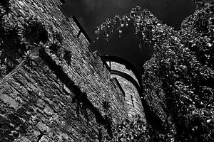 Mur de la vieille ville de Maastricht noir et blanc sur Anton de Zeeuw