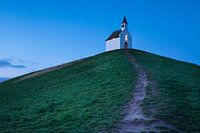 Kirche auf einer Anhöhe