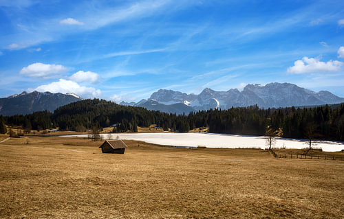 Het bevroren meer Gerold in de Alpen
