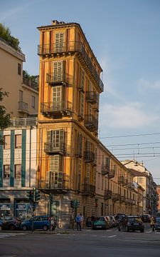 Smal geel huis in  centrum van Turijn, Italië van Joost Adriaanse