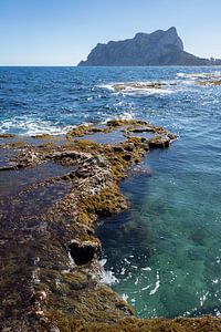 Klares Wasser und der Peñón de Ifach in Calpe