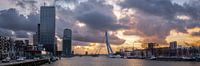 Skyline Rotterdam met intense zonsondergang. van Prachtig Rotterdam thumbnail