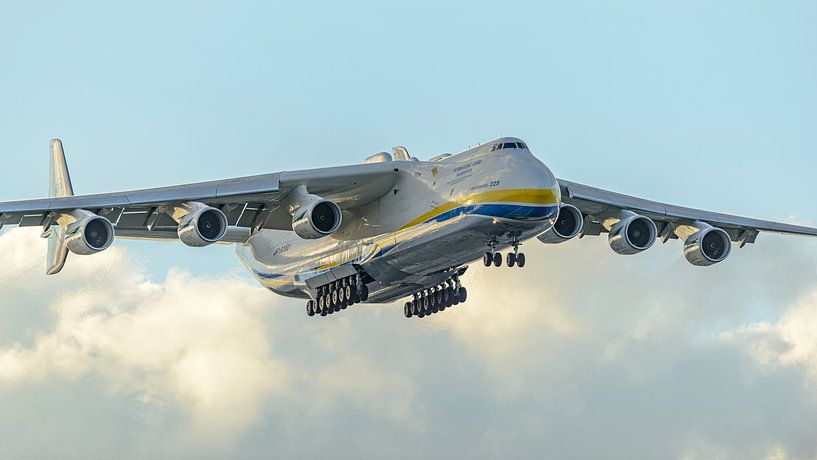 Unique: the 6-engine Antonov An-225 cargo plane. by Jaap van den Berg