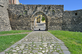 Burgmauer und Stadttor in Form eines Torbogen, Porta Venosa, Melfi von Tomherkules