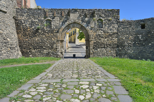Remparts et porte de la ville en forme d'arcade, la Porta Venosa, à Melfi