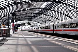 Weisser Zug am Berliner Hauptbahnhof von Silva Wischeropp